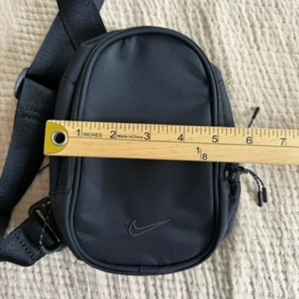 Nike Sportswear Commute Crossbody Bag (1L) Black Orange Small Messenger Sling
